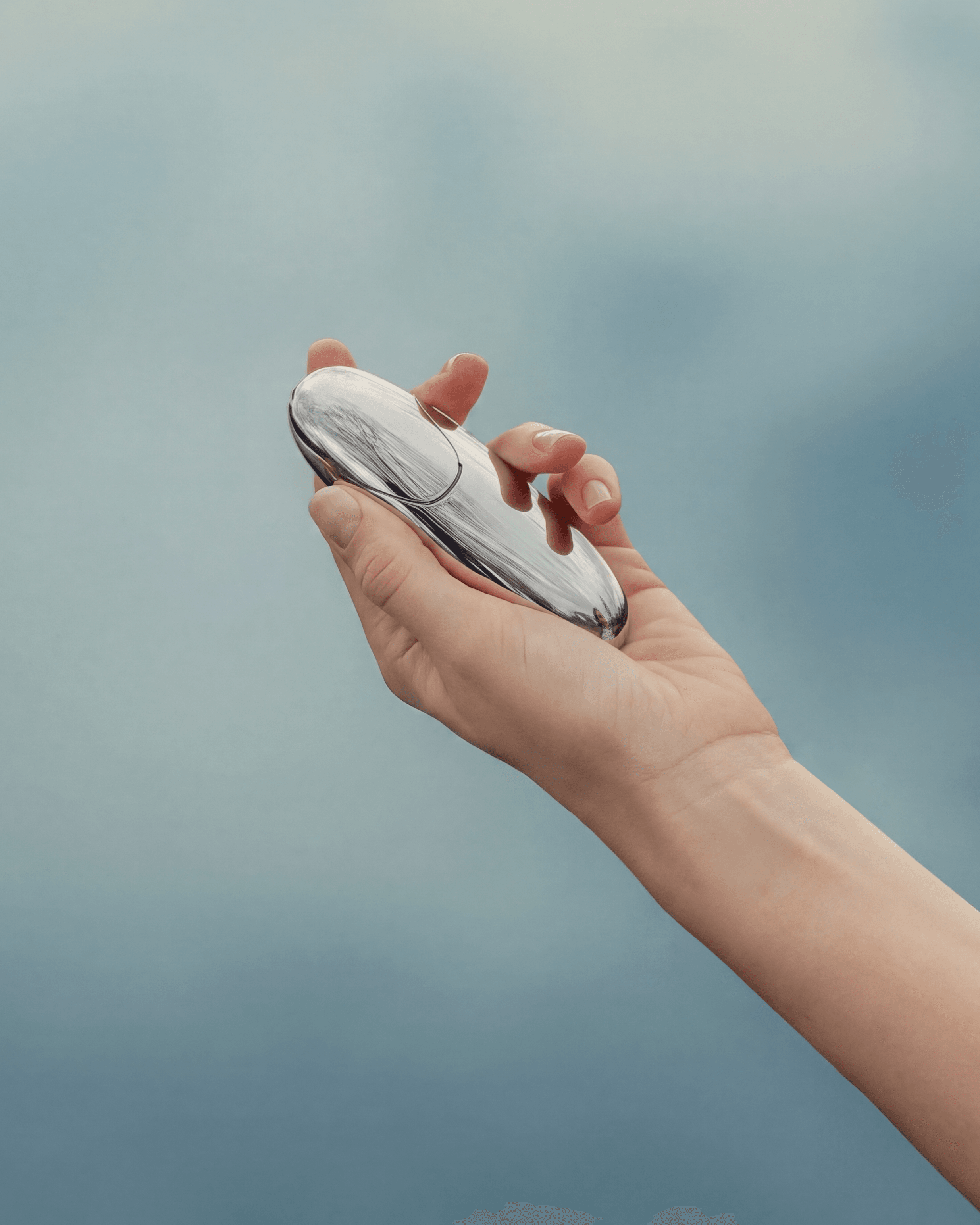 The halite atomizer held in one hand